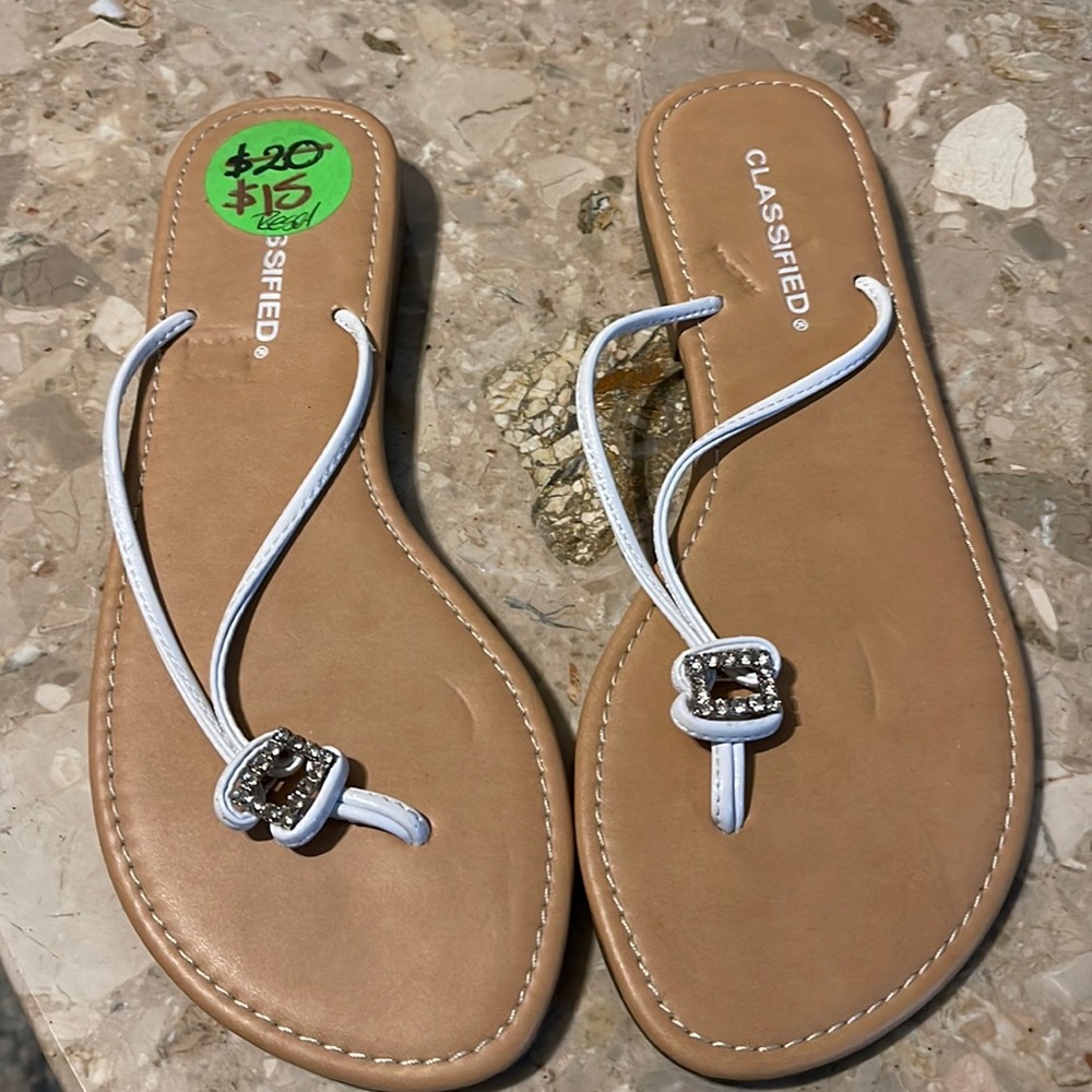 Brand new never worn women’s white flip-flops size 6